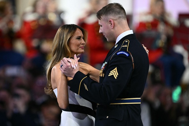 Melania zaplesala s mladim vojnikom, njezin osmijeh postao hit na društvenim mrežama