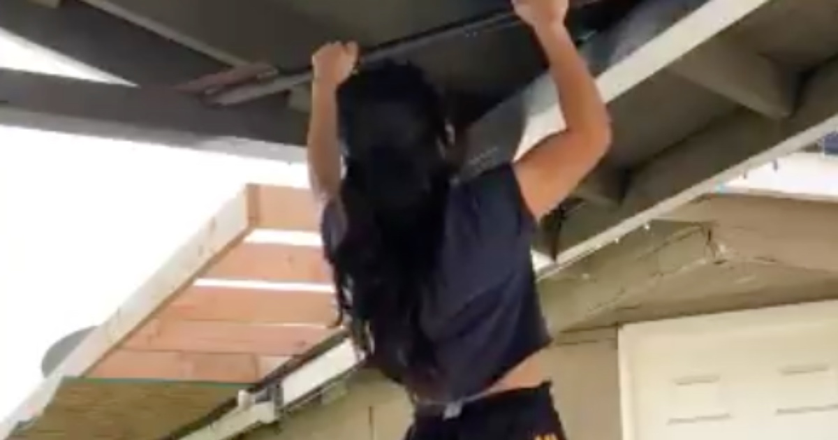 Urnebesni pas silom se trudi “pomoći” svojoj vlasnici koja radi zgibove