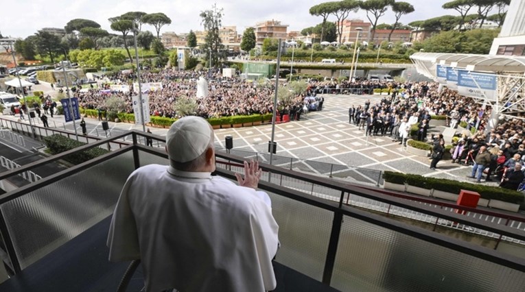Papa je bio blizu smrti, liječnici skoro odustali. "Zamalo se ugušio povraćajući"