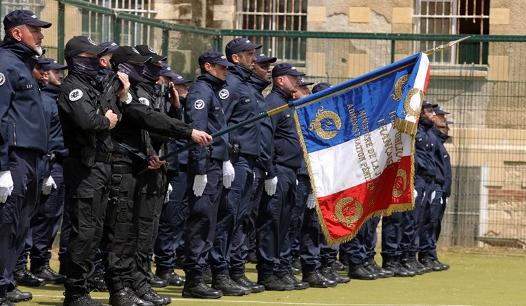 Francuska će rasporediti 30.000 policajaca kako bi spriječili nerede na izborima