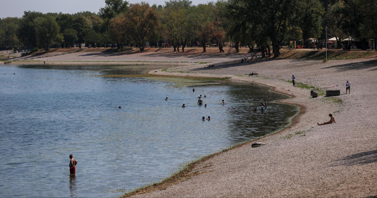 FOTO Neki se kupaju u Jarunu, temperatura vode 31.1°C