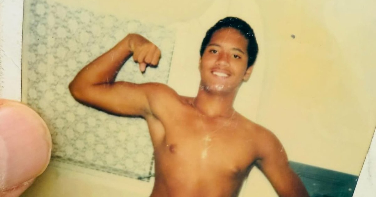 Slavni glumac podijelio fotku iz djetinjstva. Prepoznajete li ga?