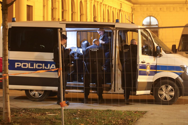 Vozač u Zagrebu teleskopskom palicom izudarao pješaka. Kod kuće mu pronašli oružje