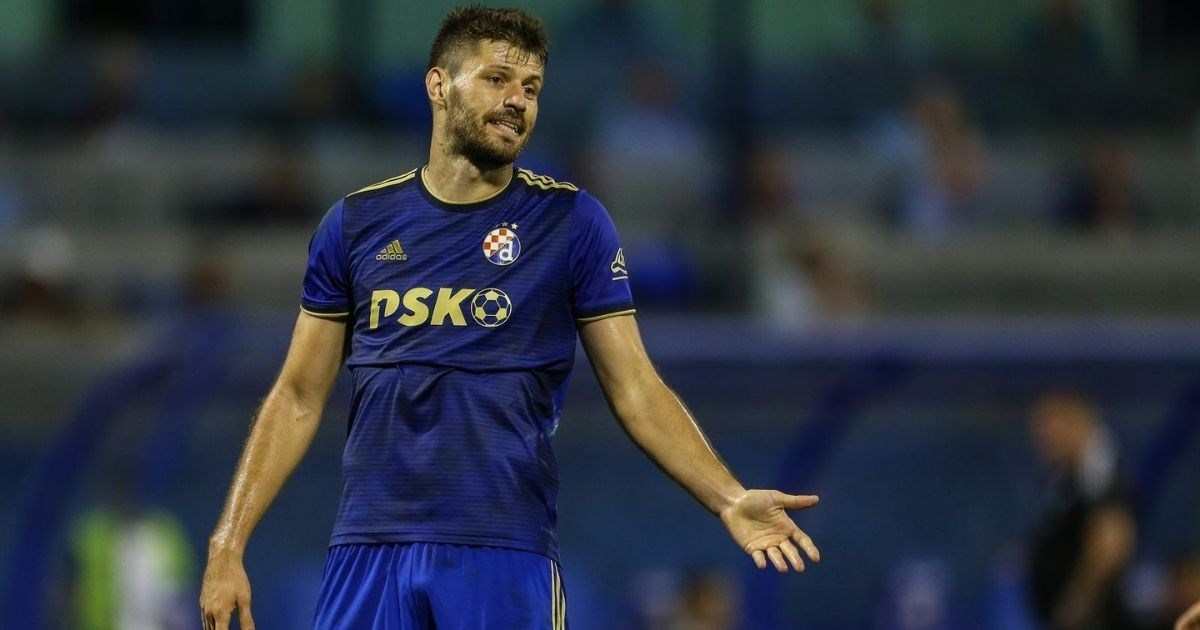 Petković se duri na cijeli svijet i promatra utakmice. Više se ni ne trudi to sakriti