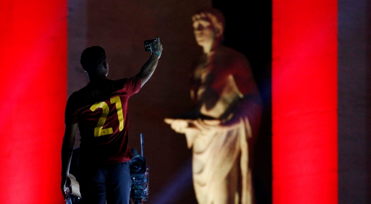 VIDEO Romanisti pripremili spektakularan doček Dybali ispred Mussolinijevog spomenika