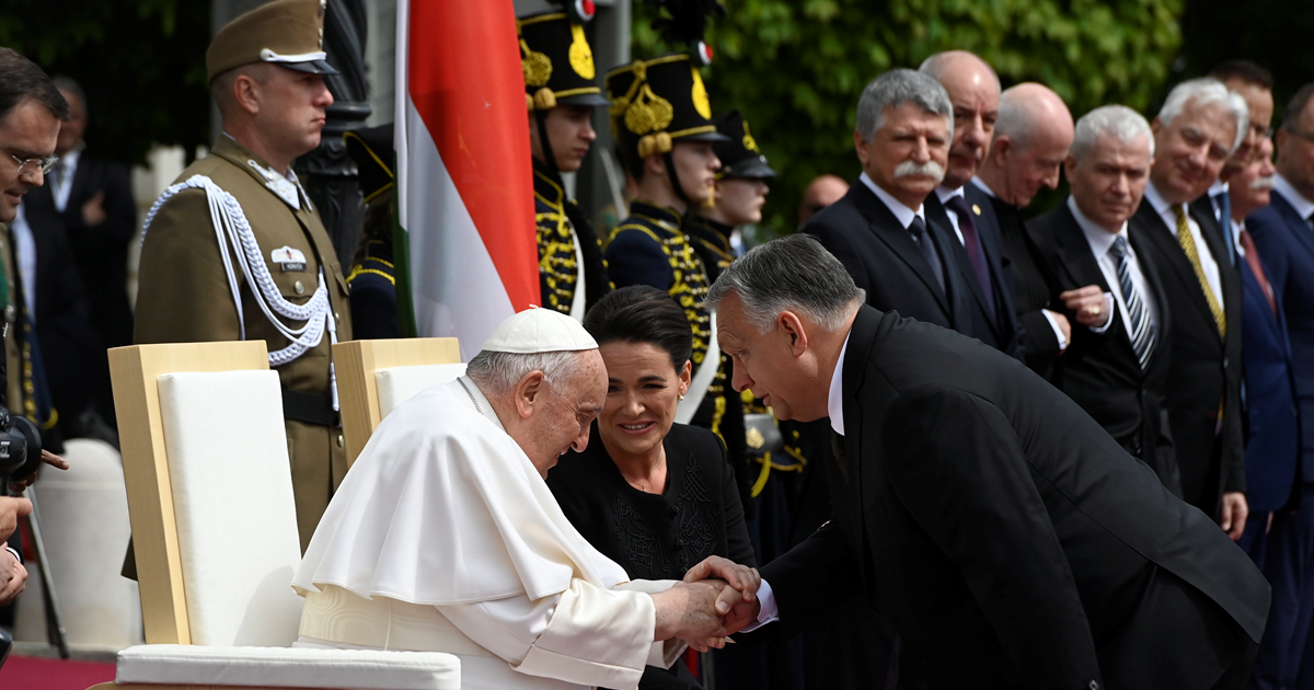 Orban: Dok su se mnogi predali ratnim bubnjevima, papa Franjo je ostao uz nas