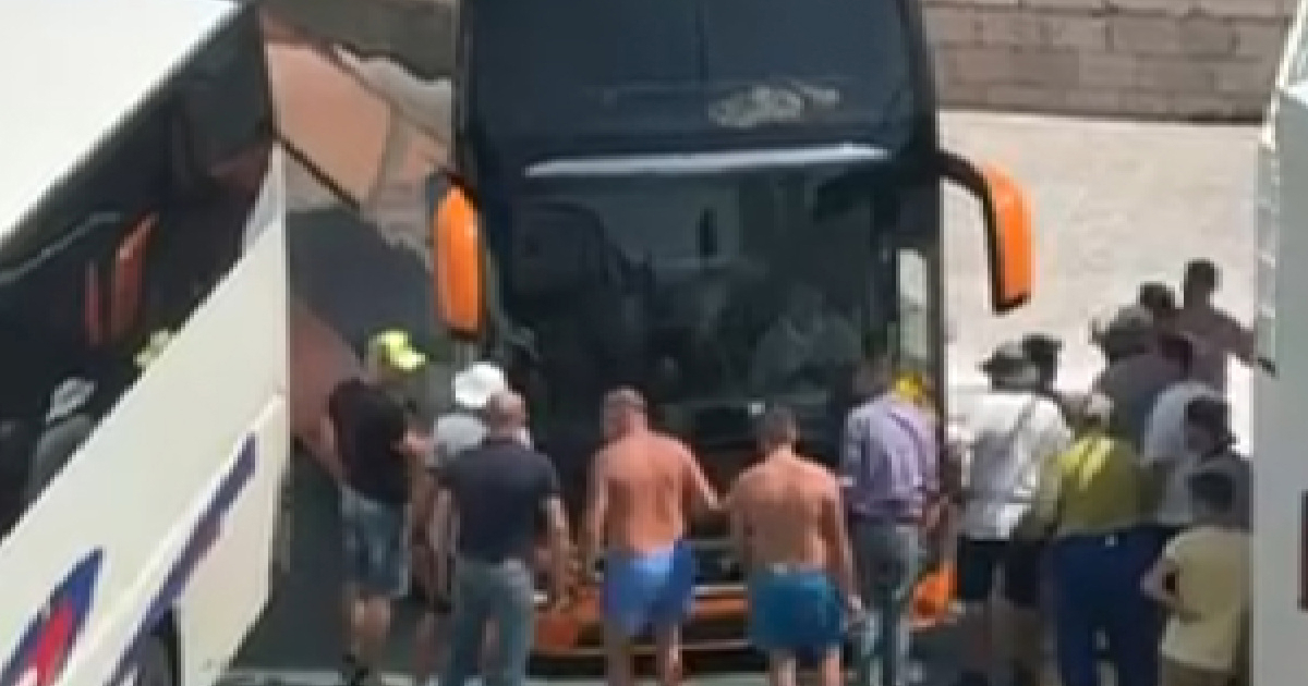 VIDEO Autobus s učenicima zapeo na trajektu za Korčulu. Ljudi ga tresli i gurali