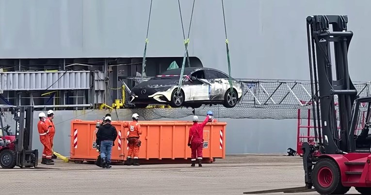 VIDEO "Spašene" električne automobile iz izgorjelog broda potapa se zbog sigurnosti