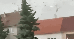 Objavljena snimka češkog tornada iz blizine. Policija: Ovo je snimio hrabar čovjek
