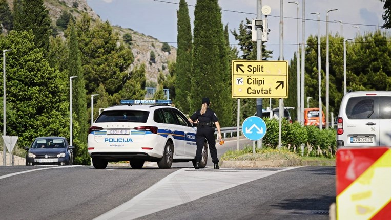 U prometnoj u Dubrovniku stradao policajac na motoru, teško je ozlijeđen
