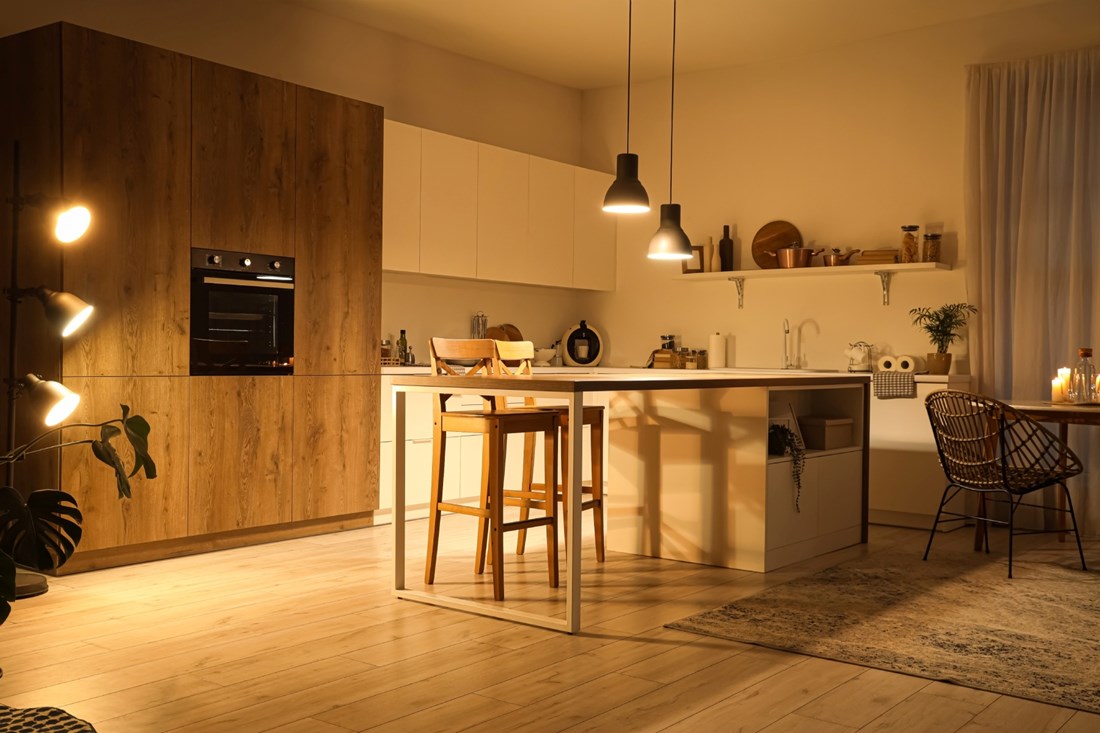 Kako iskoristiti prostor između kuhinjskih ormarića i stropa? Imamo par ideja