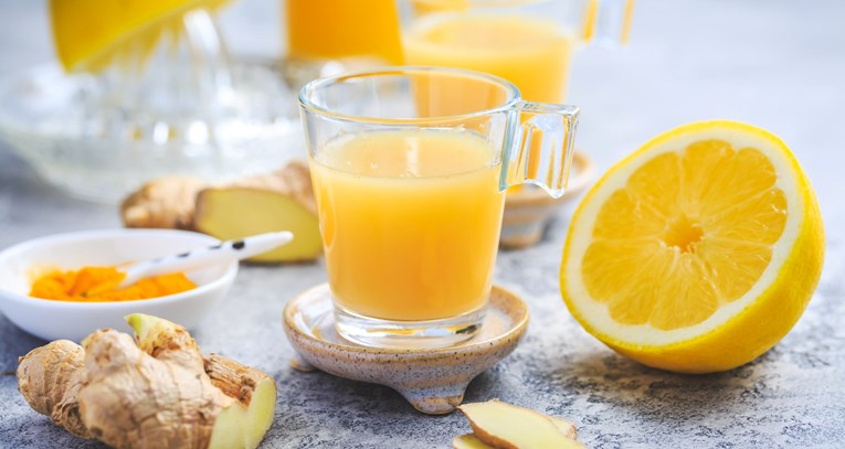 Osvježavajući napitak s đumbirom, limunom i medom za dobro jutro