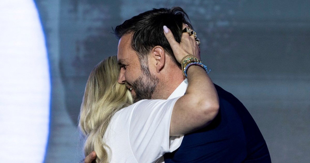 Erika Kirk odgovorila na kritike zbog "neprimjerenog" zagrljaja s JD Vanceom