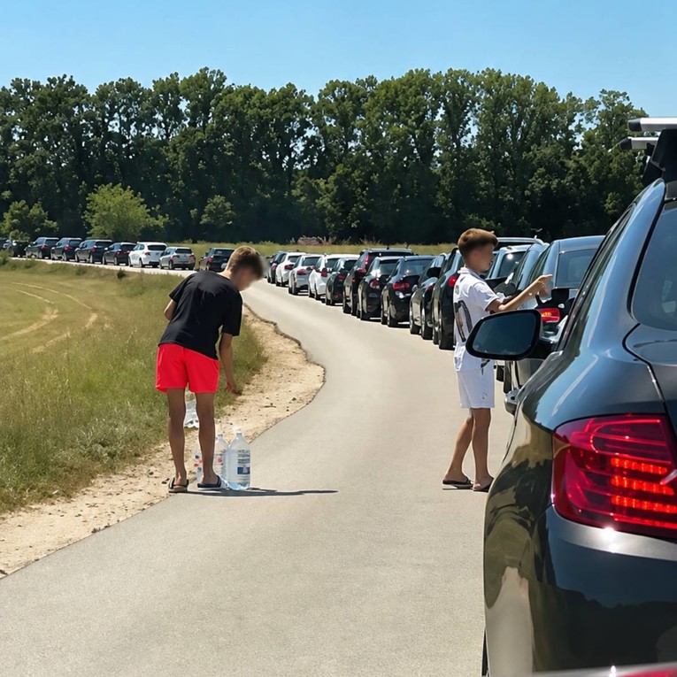 Dvojica dječaka u Vinjanima Gornjim nudila vodu vozačima u koloni, lajkale ih tisuće