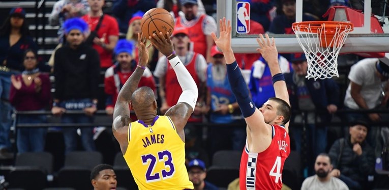 VIDEO Zubac umalo izazvao tučnjavu na LA derbiju. Igrač Lakersa poludio na njega