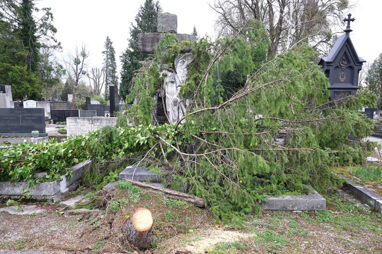 Tomašević: Grad će isplatiti građanima pomoć za štetu na nadgrobnim spomenicima