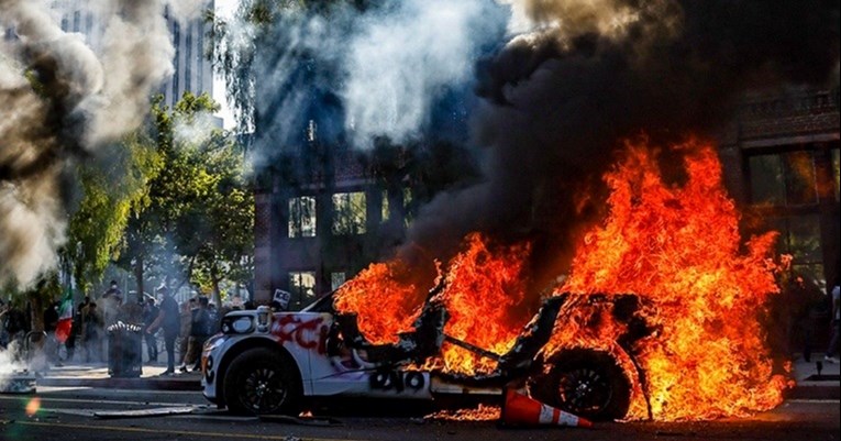 Los Angeles gori, Trump poslao marince...  Amerika je na rubu