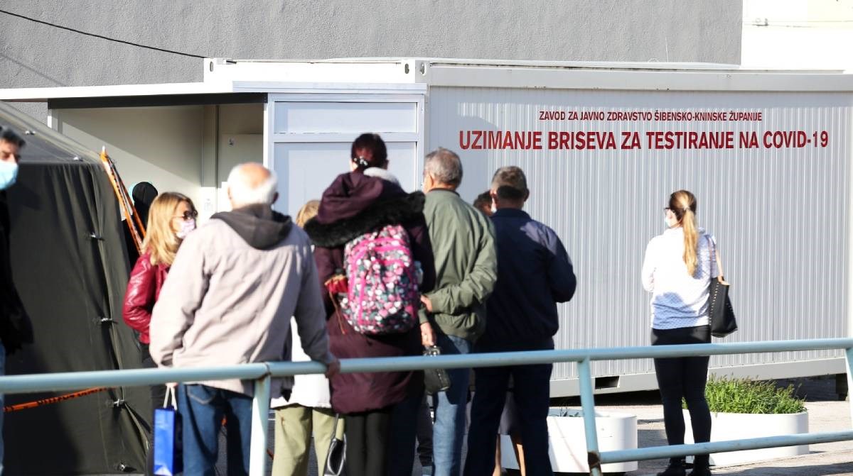 VIDEO Veliki redovi za testiranje na koronavirus u Šibeniku