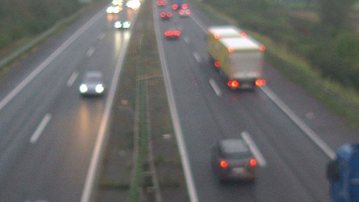 Gužve na prilazima većim gradovima. HAK: Magla i mokri kolnici otežavaju vožnju