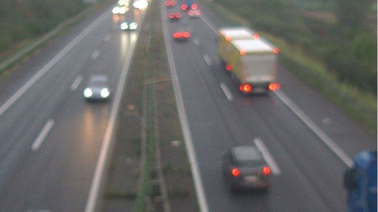 Gužve na prilazima većim gradovima. HAK: Magla i mokri kolnici otežavaju vožnju