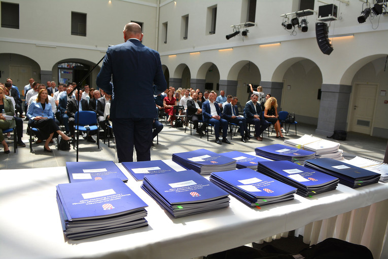 Uručeno 106 ugovora za potpomognuta i brdsko-planinska područja u deset županija