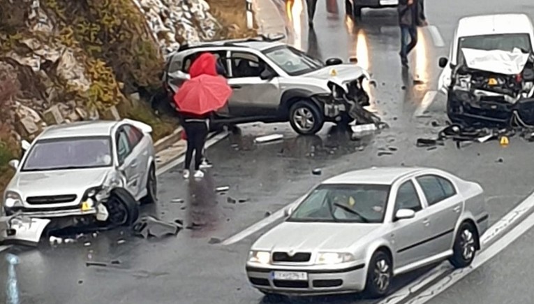 Prometna nesreća kod Sinja: Sudarila se tri auta, ozlijeđene tri osobe