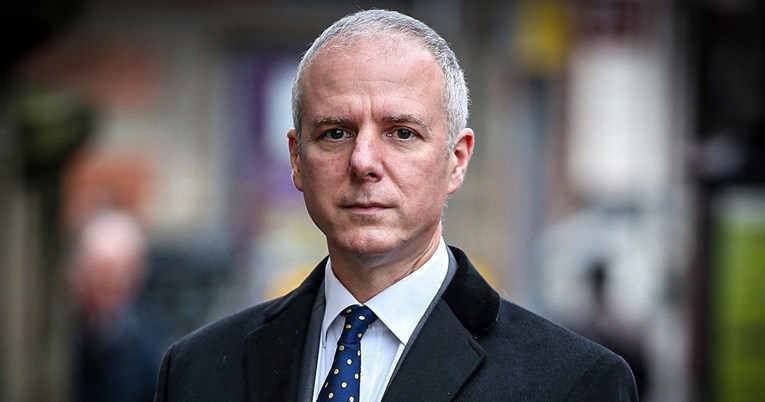 Plastični kirurg u Britaniji pokušao zapaliti kuću bivšem šefu pa ga izbo nožem