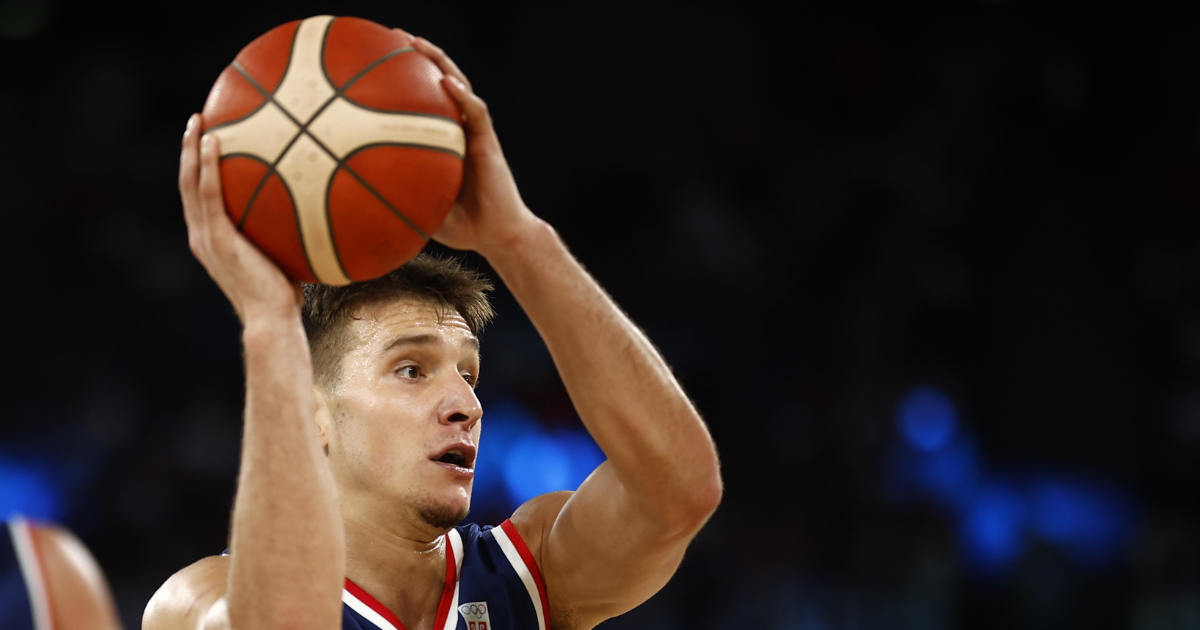 Srpski košarkaš snimljen s nepoznatom brinetom, držao je oko struka dok su plesali