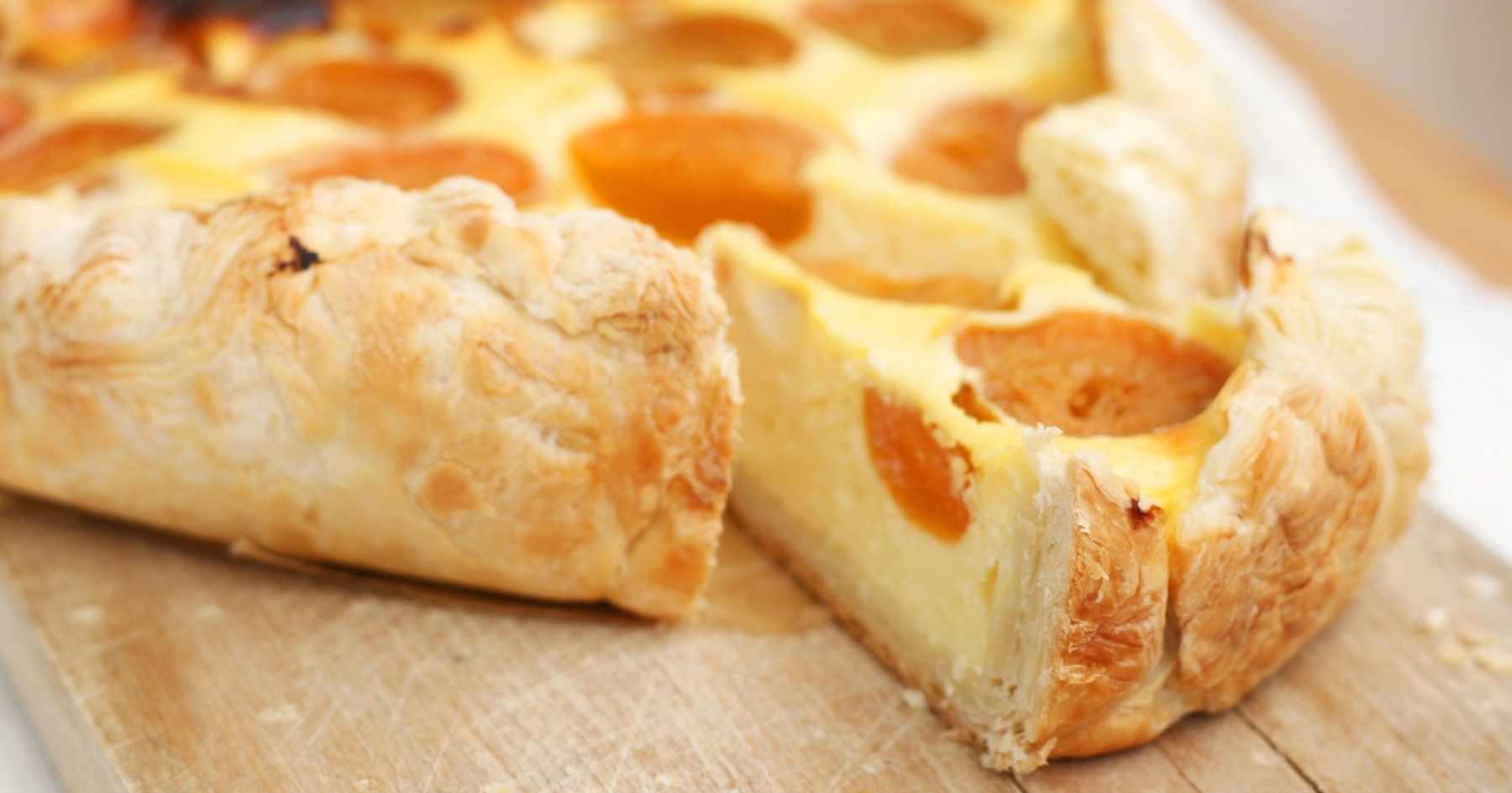 Zasladite si nadolazeći vikend lisnatom puding-tortom s marelicama