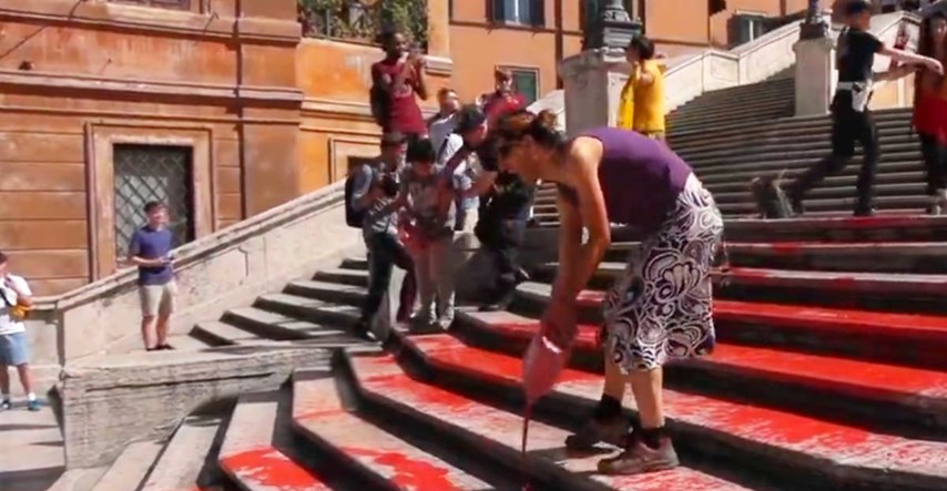 VIDEO Aktivisti zalili Španjolske stube u Rimu crvenom bojom. Poslali poruku