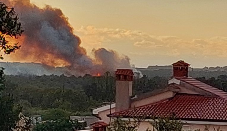 VIDEO Veliki požar u Istri, gasit će ga cijelu noć. Bura otežava, ceste zatvorene