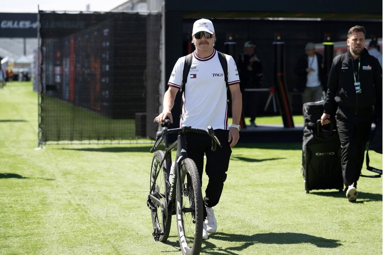 Vozač Formule 1 biciklom putuje s utrke u Maleziji na utrku u Singapur
