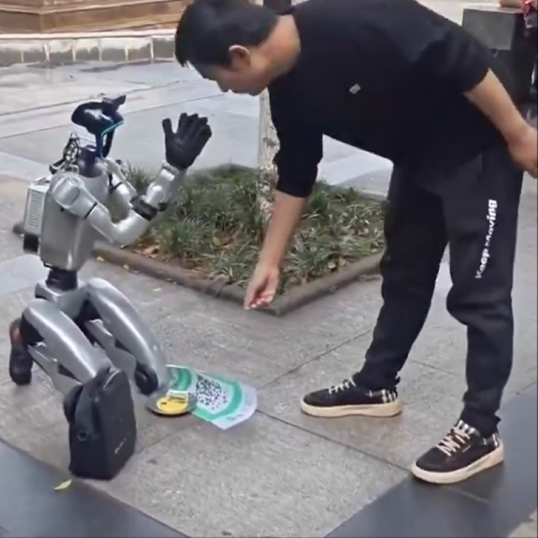 Distopijska scena u Kini: Robot preko QR koda "prosi" novac