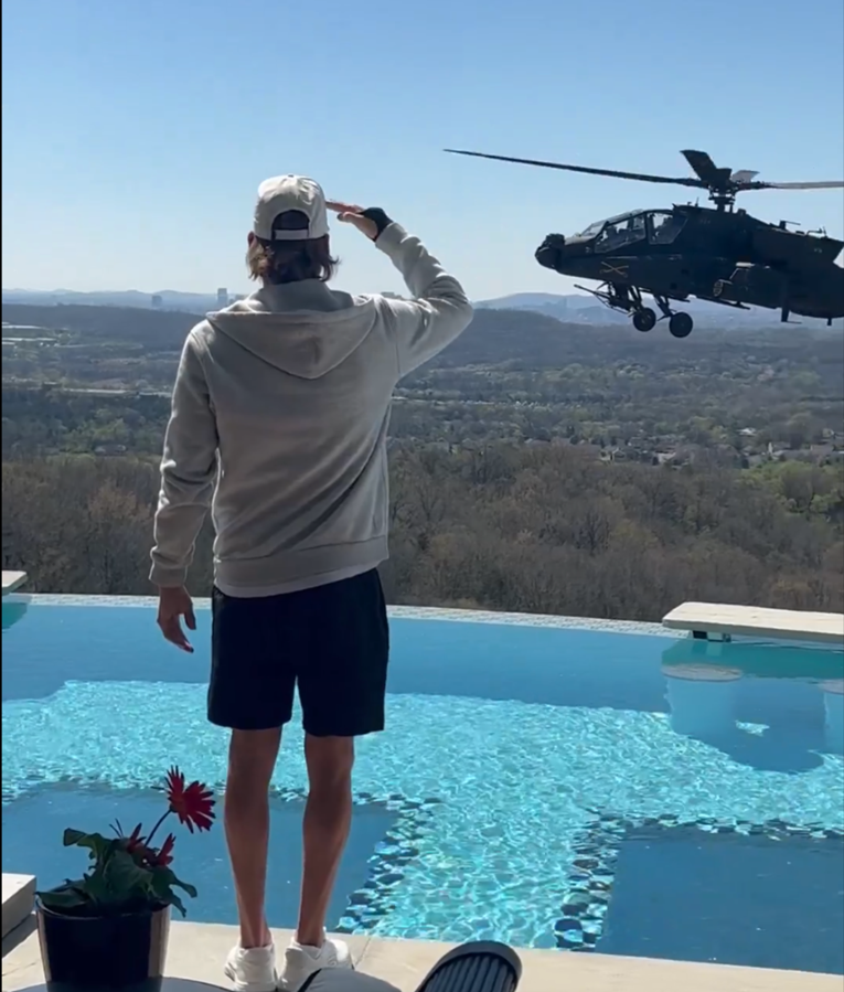 Borbeni helikopter lebdio kod kuće Kida Rocka, ovaj salutirao. Hegseth: Nema kazne