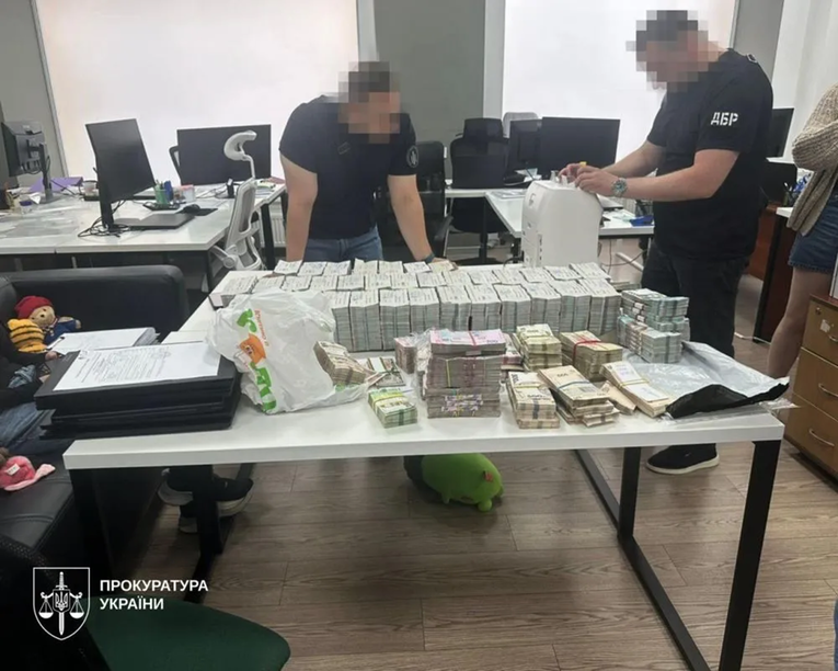 Istražitelji upali u ukrajinsku firmu za dronove, našli hrpu keša. Šef: To je za plaće