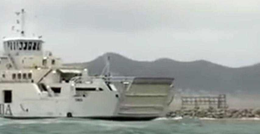 VIDEO Olujno jugo nosilo trajekt u Zadru, udario u mol i morao pristati u staru luku