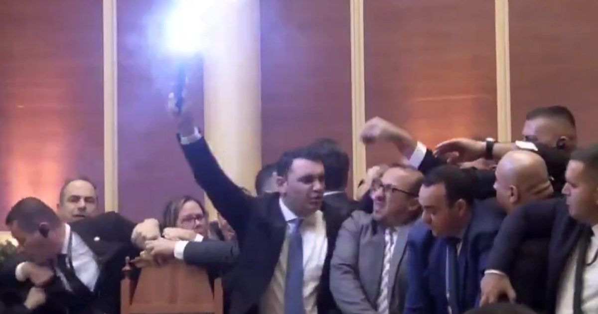 Izbila tučnjava u albanskom parlamentu. Zastupnici palili baklje i bacali vodu