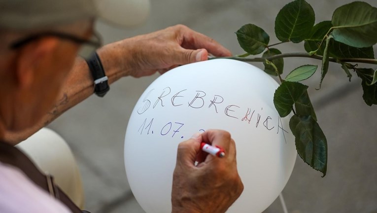 U Puli na Dan sjećanja na genocid u Srebrenici u zrak pušteni bijeli baloni