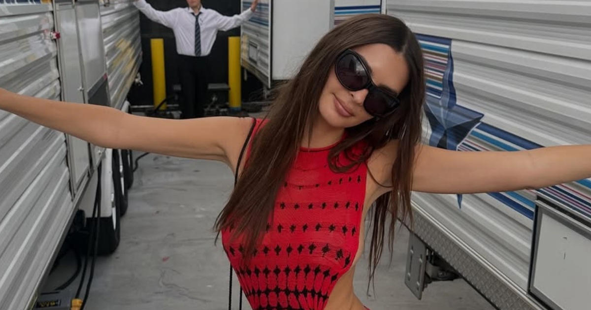 Crveno-crna haljina Emily Ratajkowski malo je toga sakrila