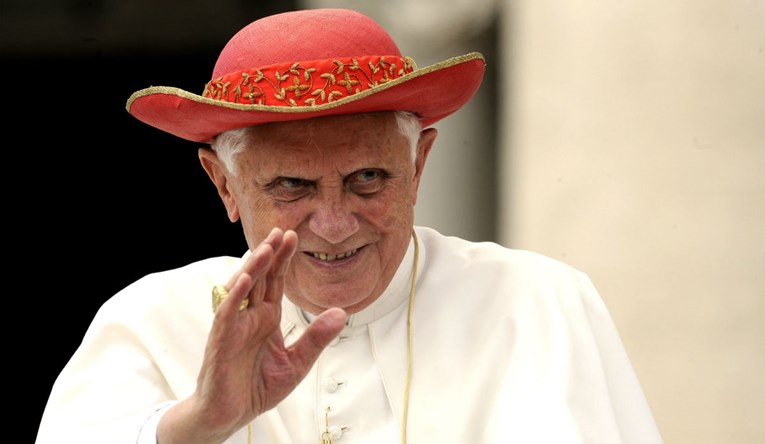 Knjiga bivšeg pape podijelila Vatikan, svađaju se oko celibata