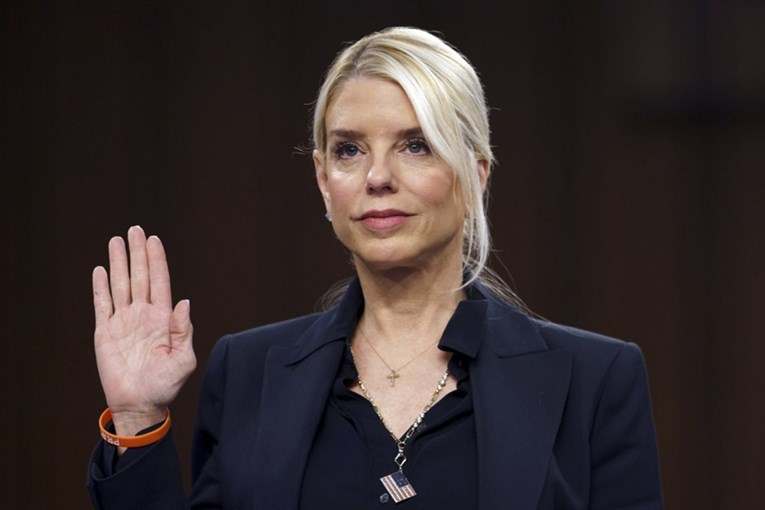 FOTO Širi se fotka portreta Pam Bondi u smeću u američkom ministarstvu