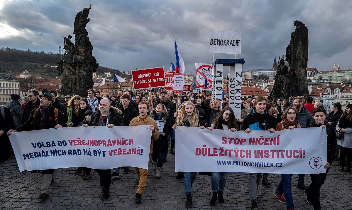 Više tisuća ljudi prosvjedovalo danas u Pragu, traže ostavku premijera