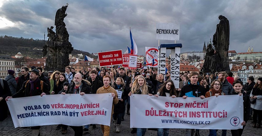 Više tisuća ljudi prosvjedovalo danas u Pragu, traže ostavku premijera