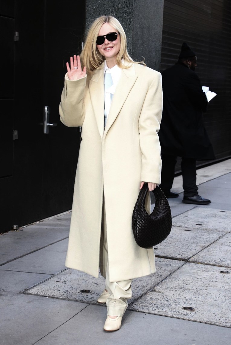 Elle Fanning ne ispušta ovu skupocjenu torbu iz ruku