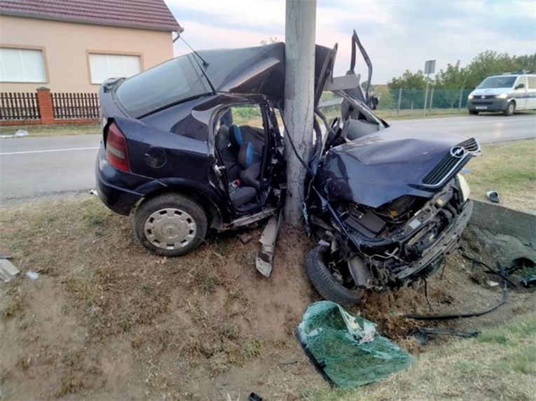 FOTO Vozač se u Cerni autom zabio u stup, helikopterom prebačen u bolnicu