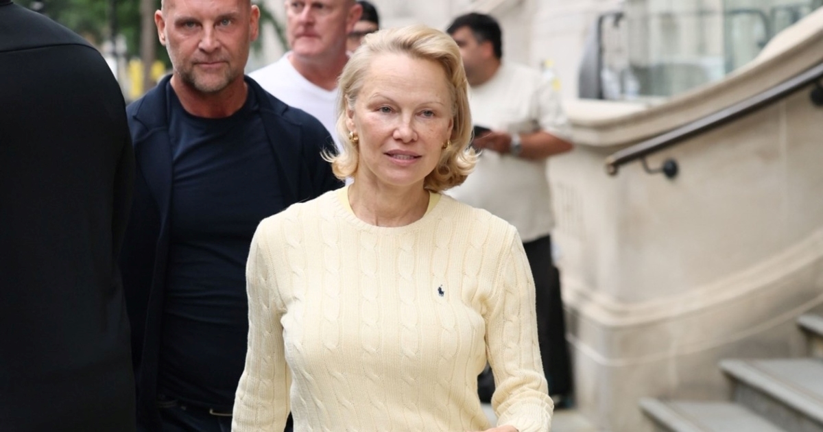 "Gole" tenisice? Pamela Anderson podiže prozirni trend na novu razinu