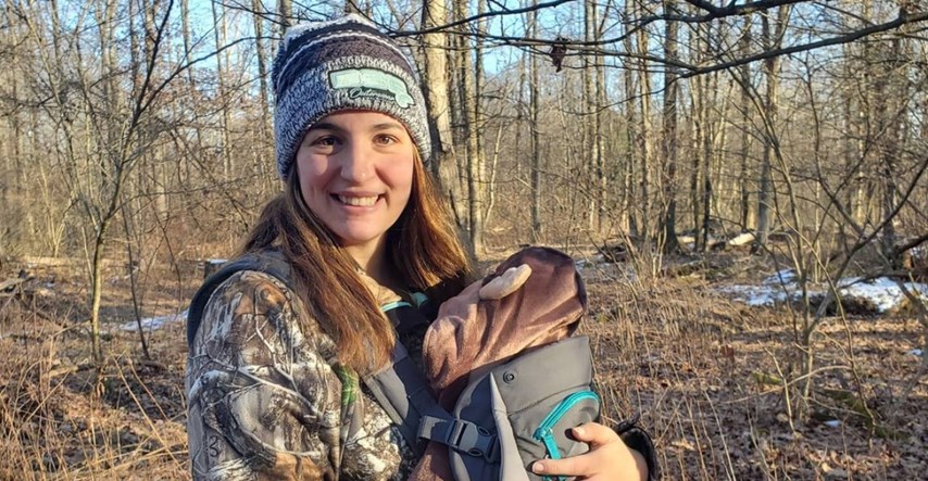 Žena s bebom u nosiljci ide u lov, ljudi misle da od sina radi ubojicu