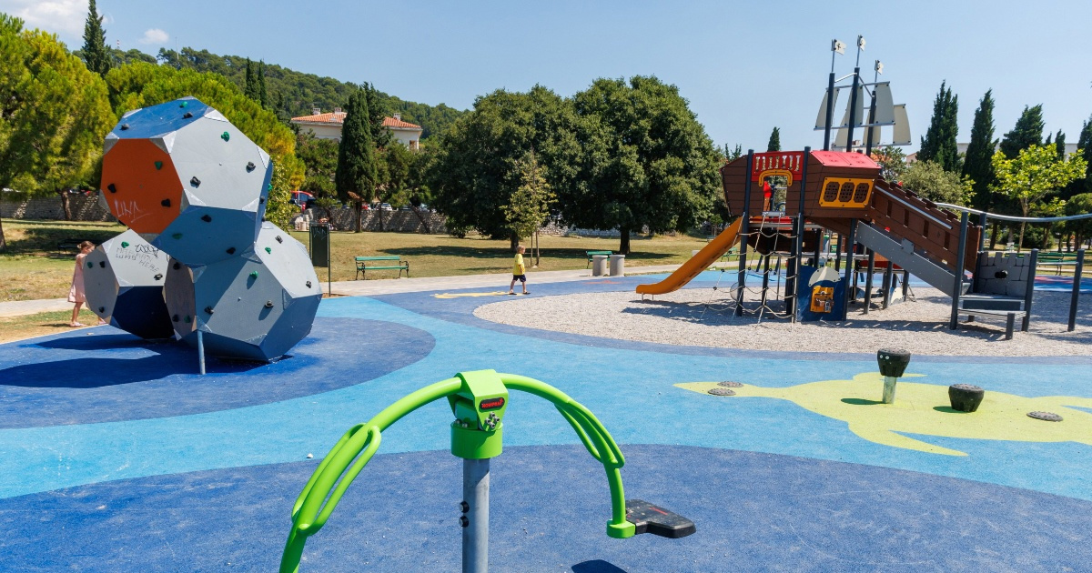 Na Zvončacu otvoreno dječje igralište s gusarskim brodom i novim spravama