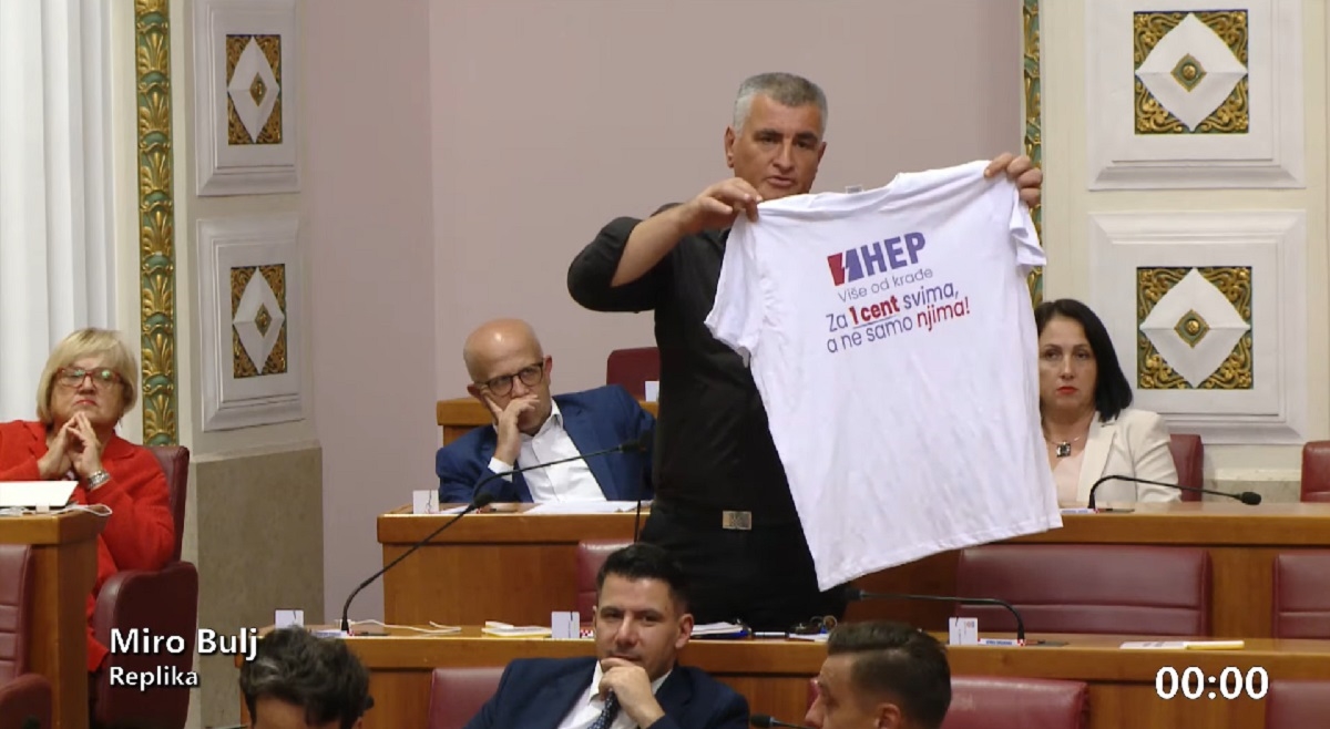 Bulj poklonio majicu šefici DORH-a, ona mu zauzvrat stavila značku na košulju