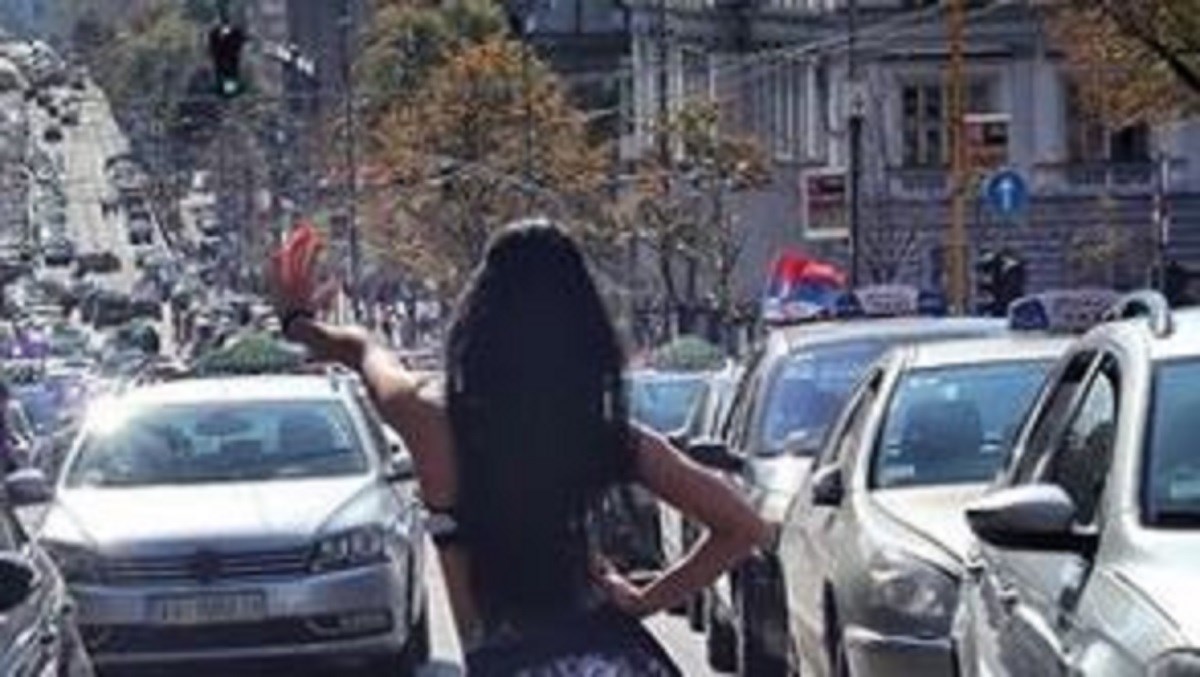 Dok Hrvatska bruji o mandarinama, u Srbiji svi pričaju o twerkerici s prosvjeda